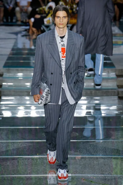 Look 3